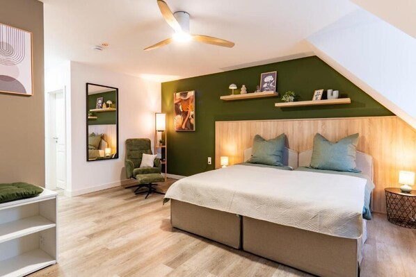 Escritorio, espacio para trabajar con laptop y cortinas blackout 