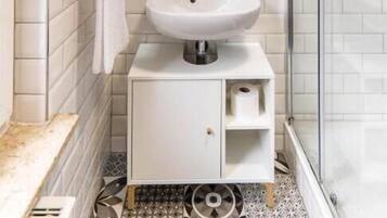 Einzelzimmer, 1 großes Einzelbett, Nichtraucher, Küche | Badezimmer | Dusche, Haartrockner, Handtücher, Seife