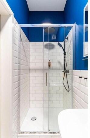 Apartment, Multiple Beds, Non Smoking, Kitchen | Bathroom | Shower, hair dryer, towels, soap - be Apart Hotel Serviced Apartments (Hannover)