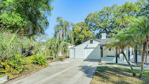 A residential property with a paved driveway, a garage, and a variety of tropical plants. - 5 Mi to Dtwn Tampa + Riverwalk: Couple's Getaway (Tampa)