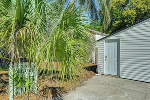 A house with a garage door, a palm tree, and a concrete pathway. - 5 Mi to Dtwn Tampa + Riverwalk: Couple's Getaway (Tampa)