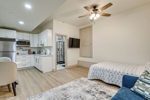 Interior - 5 Mi to Dtwn Tampa + Riverwalk: Couple's Getaway (Tampa)