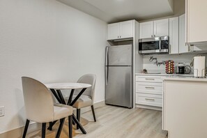 Interior - 5 Mi to Dtwn Tampa + Riverwalk: Couple's Getaway (Tampa)