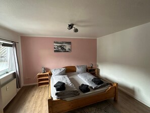WiFi, bed sheets - Holiday Home 'Pistenhaus' with Shared Terrace and Wi-Fi (Willingen (Upland))