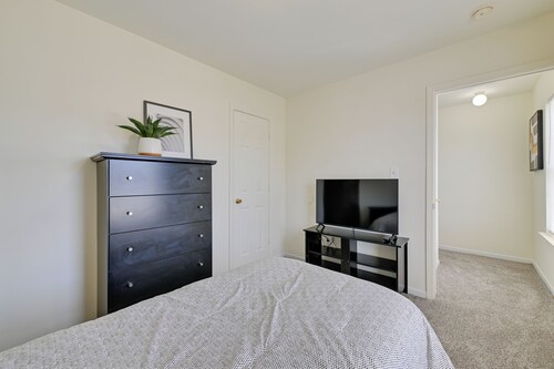 5 Mi to Uptown Charlotte! Family Retreat w/ Yard