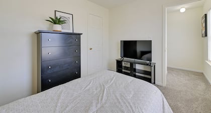 5 Mi to Uptown Charlotte! Family Retreat w/ Yard