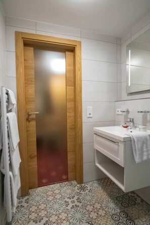 Bathroom - Comfortable single room in a central location on the market square in Heidenheim (Heidenheim)