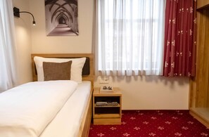 Room - Comfortable single room in a central location on the market square in Heidenheim (Heidenheim)