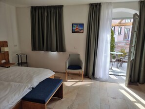Desk, iron/ironing board, free WiFi, bed sheets - Comfortable apartment with terrace and modern furnishings (Muhr am See)