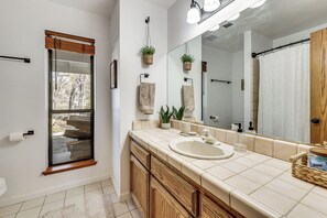 House (3 Bedrooms) | Interior - Creekside Nature Retreat Near Yosemite Natl Park! (Oakhurst)
