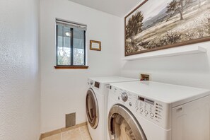 House (3 Bedrooms) | Interior - Creekside Nature Retreat Near Yosemite Natl Park! (Oakhurst)