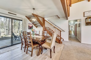 A dining area with a wooden table, chairs, and a chandelier. - Creekside Nature Retreat Near Yosemite Natl Park! (Oakhurst)