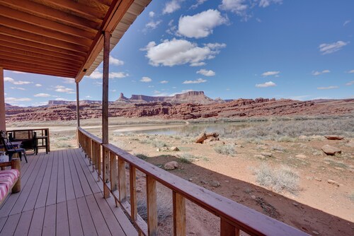 Milky Way Views & Endless Trails: Moab River Suite