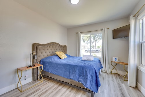 < 1 Mi to Main St Hanford! Home w/ Outdoor Space