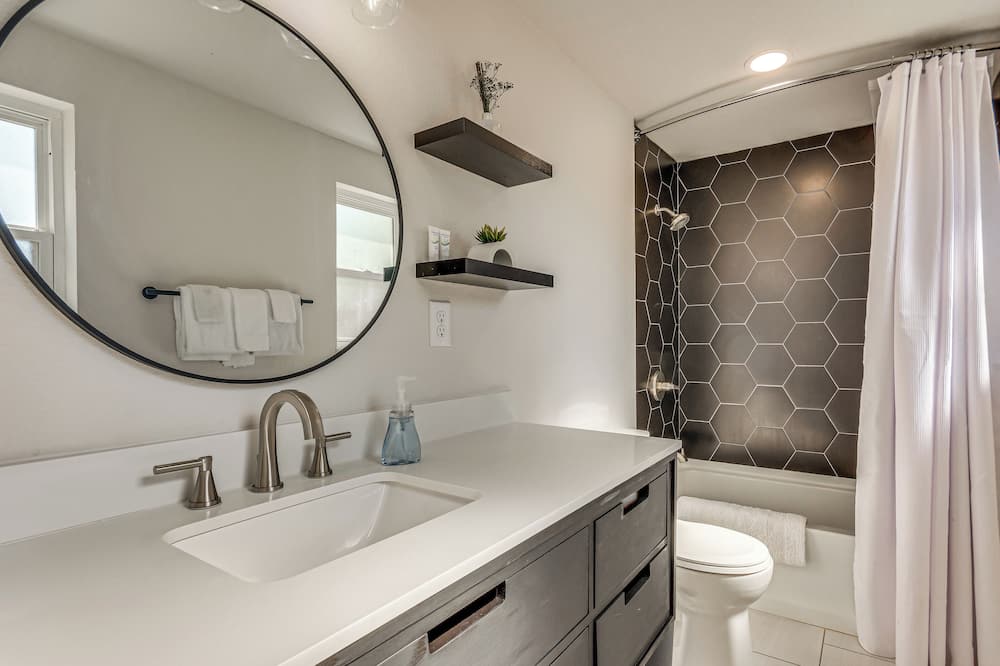 Renovated Oasis w/ Yard: Pets Welcome! - Brent, FL