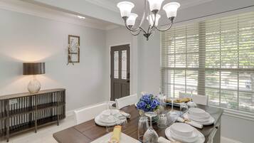 House (4 Bedrooms) | Interior