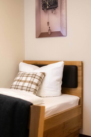 Desk, free WiFi, bed sheets - Single room Hotel-Garni (Heidenheim)