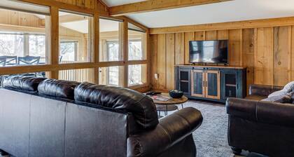 1/2 Mi to State Park! Riverfront Ozarks Retreat