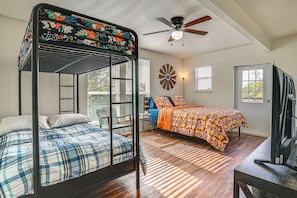 A bedroom with a bunk bed, a desk, a television, and a ceiling fan. - Serene Hilltop Hideaway: 7 Mi to Weatherford! (Weatherford)