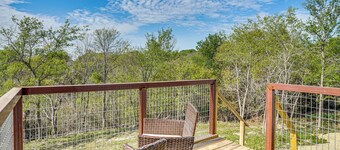 Serene Hilltop Hideaway: 7 Mi to Weatherford!