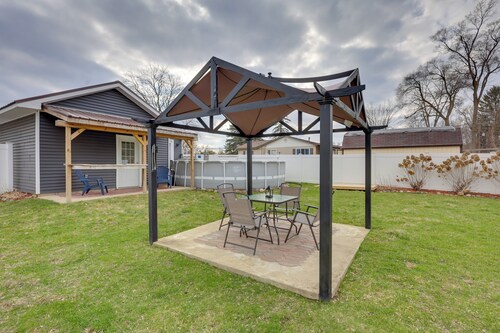 Near Pine Knob, Lakes & Trails! Ortonville Getaway