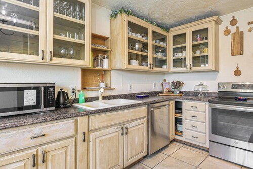 Under 1 Mi to Town! Family Home in Crystal City