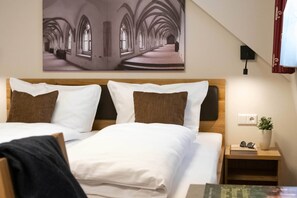 Room - Comfortable double room in a central location on the market square in Heidenheim (Heidenheim)