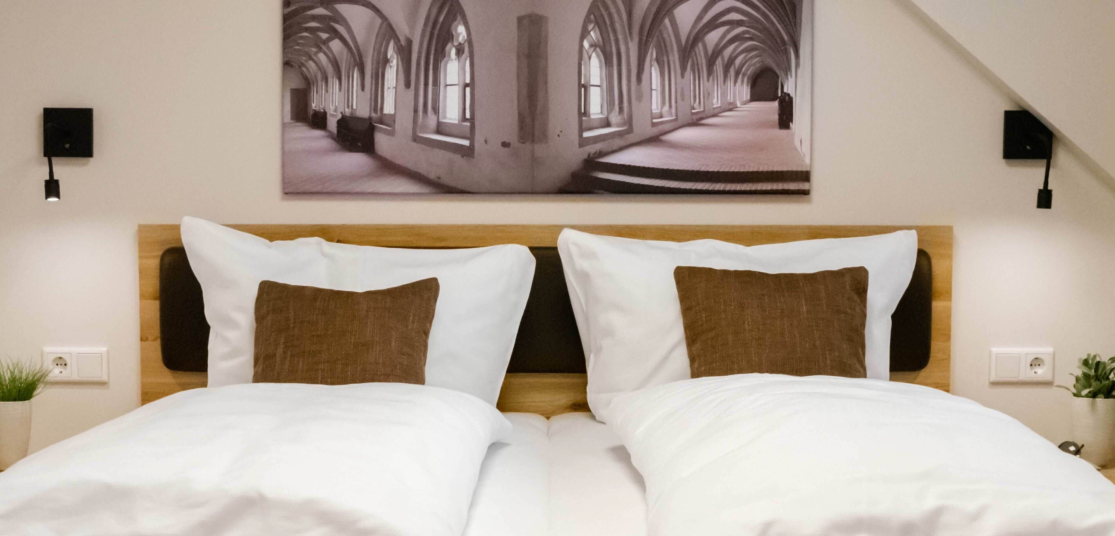 Escritorio, wifi gratis y ropa de cama 