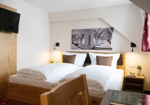 Escritorio, wifi gratis, ropa de cama