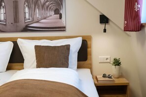 Desk, free WiFi, bed sheets - Comfortable triple room in the historic town center of Heidenheim (Heidenheim)