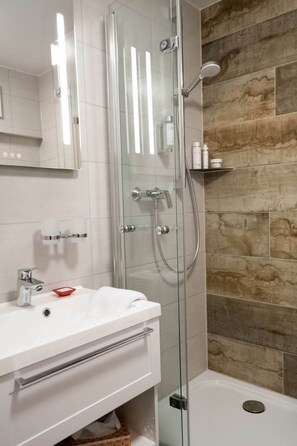 Bathroom - Comfortable double room in Heidenheim with WLAN, free parking (Heidenheim)