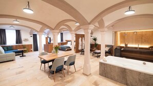 Un ampli vestíbul d'hotel amb una recepció, zona de seients i zona de spa.