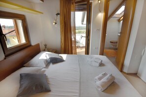 A bedroom with a bed, pillows, a window, a bathroom, and a balcony. - Green Retreat in Gornji Picudo (Umag)