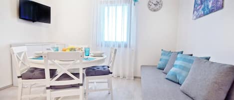 Apartment, 3 Bedrooms, Patio, Garden View | Living room