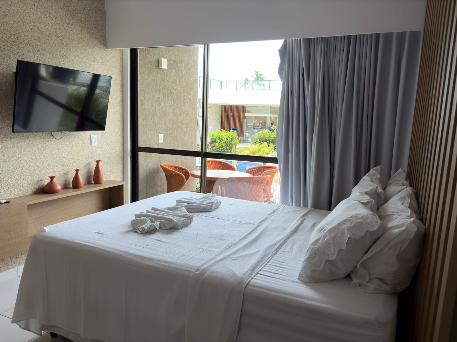 Apartamento luxo, vista para a piscina, no piso térreo