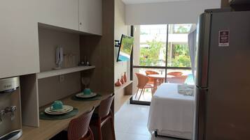 Apartamento luxo, vista para a piscina, no piso térreo