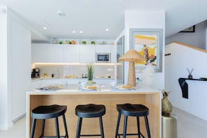 Kühlschrank, Mikrowelle, Ofen, Geschirrspüler