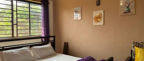 Chambre Confort double ou avec lits jumeaux, vue sur le jardin | Bureau, espace de travail pour ordinateurs portables