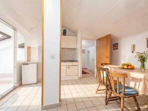 Kjøleskap, kokeplater, vannkoker og brødrister