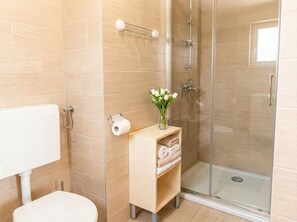 Shower, towels, soap, toilet paper - Two-bedroom apartment Casa Vidasca 105 with the pool and private balcony (Novalja)