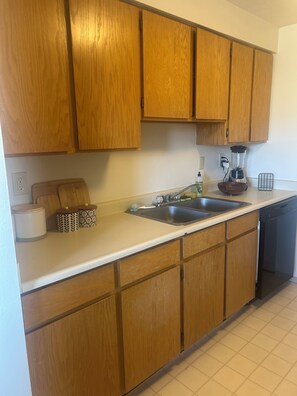 Microwave, oven, stovetop, dishwasher - 
Taos Mountain  Ridge Retreat- 3BR Ski, Hike, Music & Adventure (El Prado)