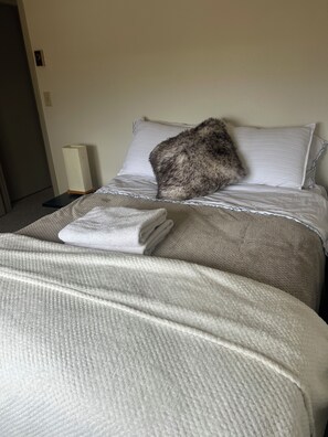 3 bedrooms, iron/ironing board, free WiFi, bed sheets - 
Taos Mountain  Ridge Retreat- 3BR Ski, Hike, Music & Adventure (El Prado)