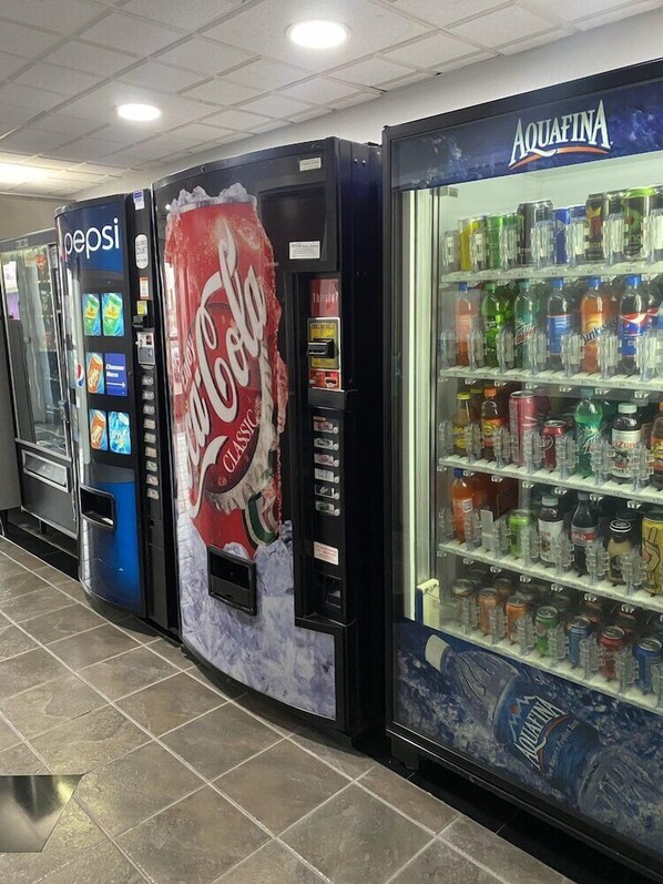Getränkeautomaten mit Coca-Cola und Aquafina Wasser, sowie ein Pepsi-Automat.