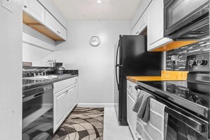 Private kitchen - Amazing Pet-Friendly Condo with Pool Near Busch Gardens (Tampa)