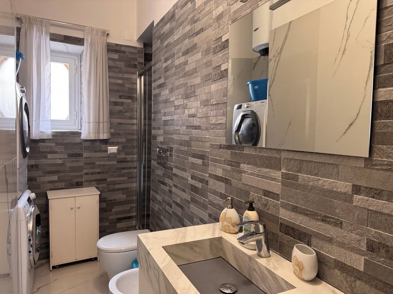 Een douche, een haardroger, een bidet, handdoeken