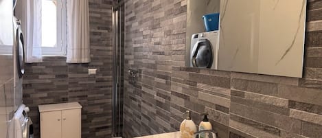 Dusche, Haartrockner, Bidet, Handtücher