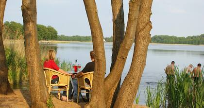 Moderner Bungalow im Ferienpark mit Seezugang