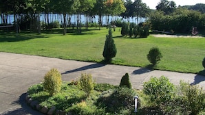 Eine gepflegte Grünfläche mit Bäumen und einem Spielplatz.