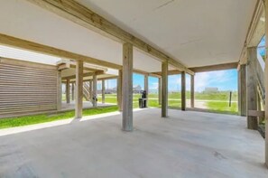 Property grounds - Bluewater Breeze Bungalow – Peaceful Bay-Side Retreat with Beach & Bay Views (Surfside)