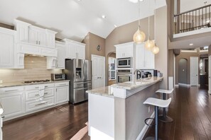 Fridge, microwave, oven, stovetop - Access World Cup via Dallas and DFW - Sweden Base (Frisco)